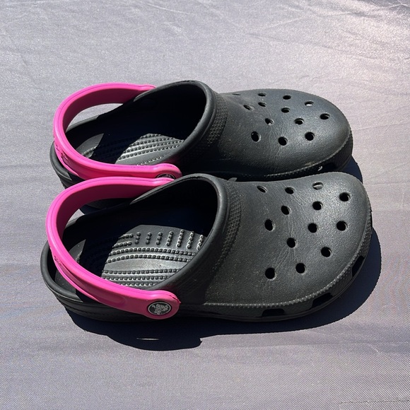 Crocs Pink and Black Mens Sz 4 Woman's Sz 6 GUC - Picture 4 of 6